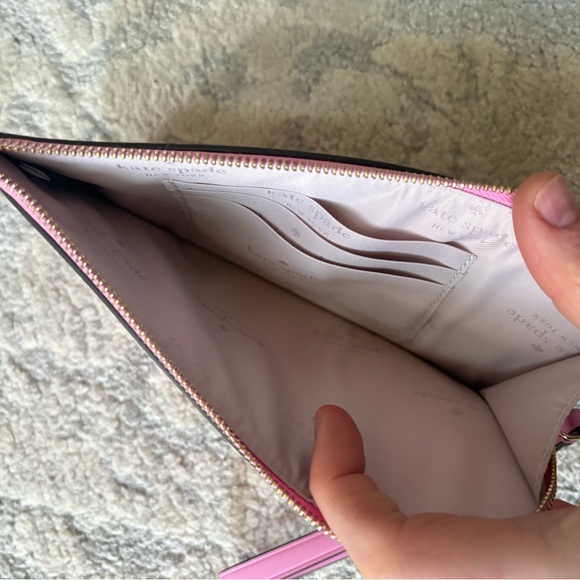 💕SPOTLIGHT💕NWOT Kate Spade Lucy Spade Flower Medium L-Zip Wristlet - Picture 4 of 5